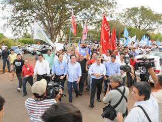 Candidatos a prefeito de Campo Grande lideram manifestantes em protesto em frente ao TRE nesta tarde. (Foto: Rodrigo Pazinato)