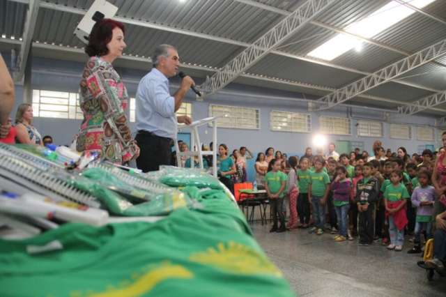 Na volta &agrave;s aulas, Reinaldo destaca entrega de kits e uniformes aos alunos