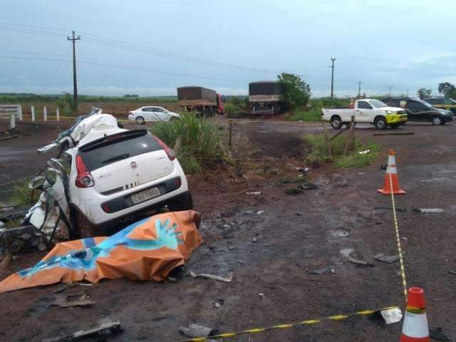 Acidente entre Palio e carreta matou casal de cidade do interior de MS