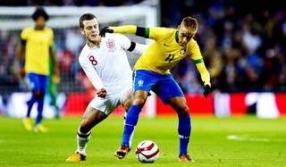Wilshire e Neymar disputam a bola no amistoso realizado no estádio de Wembley (Foto: AFP)