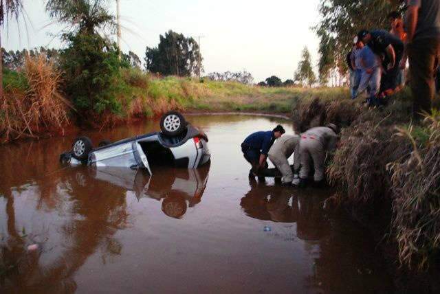  Carro com tr&ecirc;s jovens vai parar dentro de lago ap&oacute;s capotamento em Ang&eacute;lica