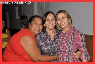 Olga (ao centro) é esposa do prefeito cassado Abraão Zacarias (Foto: Facebook)