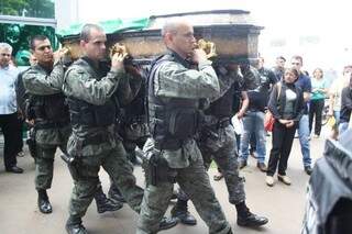 Corpo de militar chegando em funerária de Campo Grande. (Foto: Marcos Ermínio)