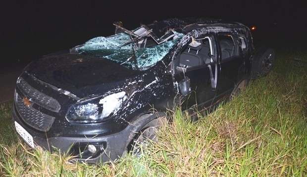 Motorista perde controle, carro capota e deixa tr&ecirc;s pessoas feridas