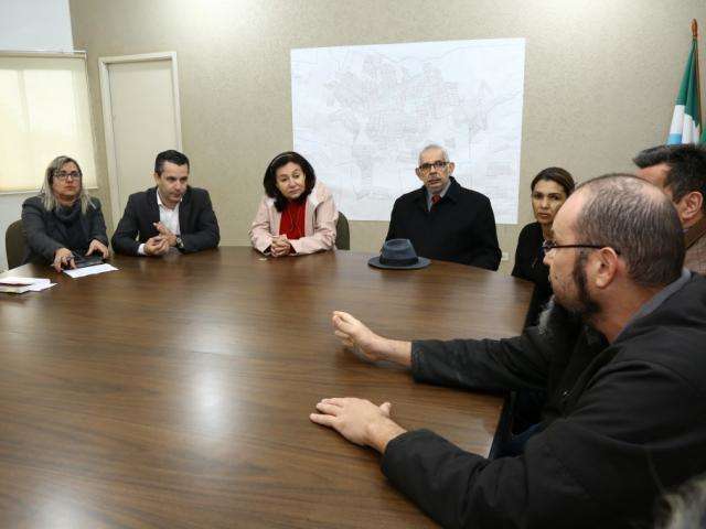 Ap&oacute;s press&atilde;o, prefeita recebe grevistas e avalia proposta de educadores