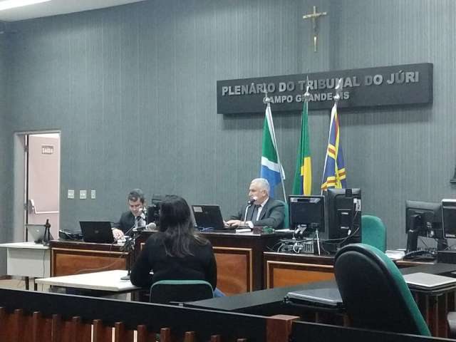 Por medo, namorada de v&iacute;tima do &#039;tribunal crime&quot; dep&otilde;e sem r&eacute;us na sala