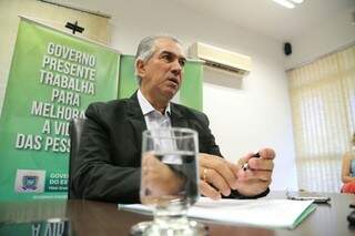O governador Reinaldo Azambuja, durante a entrevista coletiva desta quarta-feira (Foto: Marcos Ermínio)