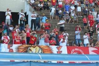 Torcedores que estiveram no Morenão aplaudiram o time apesar da derrota (Foto: Divulgação/Comercial)