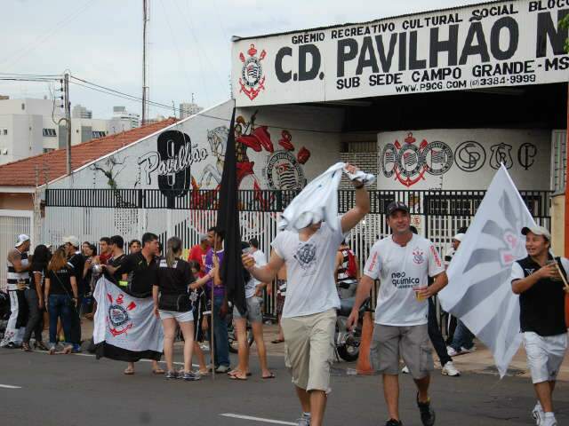 Torcedores comemoram t&iacute;tulo do Corinthians pelas ruas de Campo Grande 