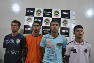 Rapazes são acusados de assalto (Foto: Osvaldo Duarte/Dourados News)