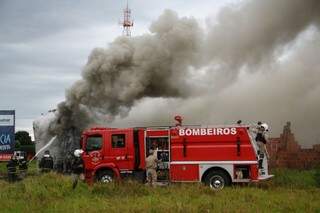 Fumaça pôde ser vista a quilômetros de distância (Foto: Marcos Ermínio)