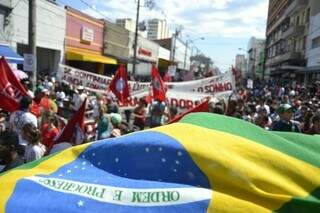 Protesto levou 700 pessoas contra na 14 de Julho neste sábado (Foto: Cleber Gellio)