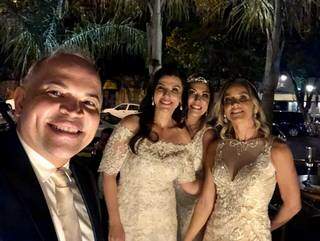 Cerimonialista Antônio Osmani e noivas Soraya, Angela e Silvana. (Foto: Premium Cerimonial)