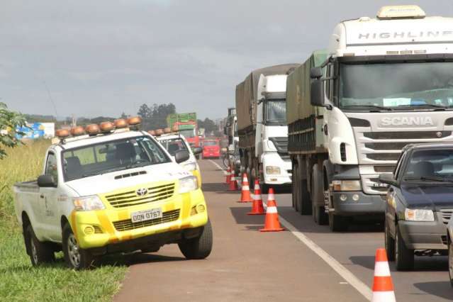 Mulher perde o controle do ve&iacute;culo e colide contra carro na BR-163
