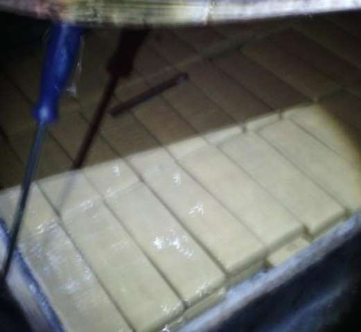 Quase uma tonelada de maconha &eacute; apreendida em fundo falso de &ocirc;nibus