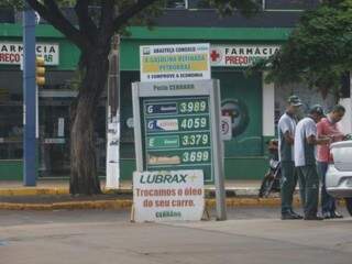 Em posto de combustível localizado na rua Marcelino Pires, em Dourados, litro do etanol é vendido a R$ 3,37. (Foto: Helio de Freitas)