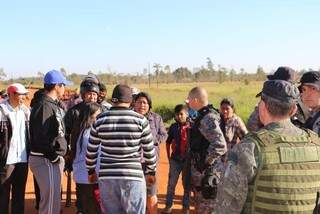 Índios conversam com policiais militares em área de conflito, na semana passada (Foto: Helio de Freitas)