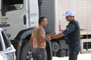 No local, Sandro chegou a ameaçar os moradores e a polícia (Foto: Alcides Neto) 