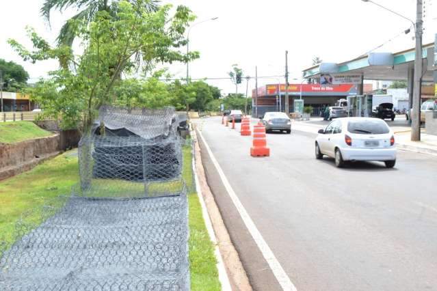 Trecho da avenida que desmoronou j&aacute; foi interditado 