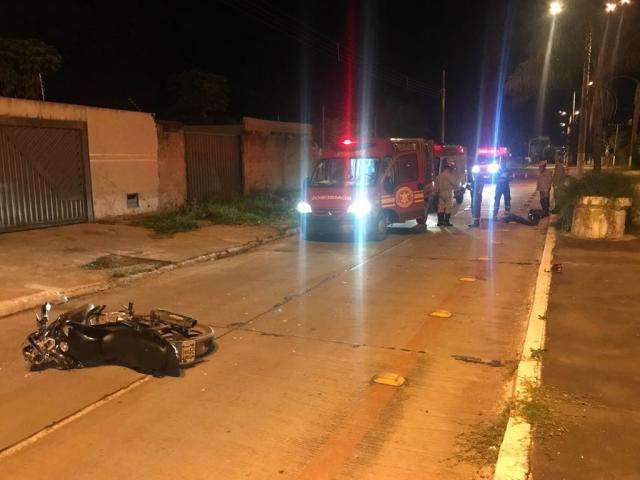 Moto colide em tubo de concreto e condutor morre ap&oacute;s queda