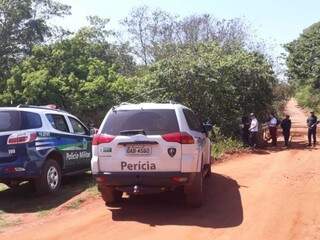 Polícia Militar e Perícia Técnica no local onde o corpo foi encontrado nesta manhã (Foto: Geisy Garnes) 