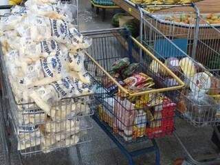Foram apreendidas 184 quilos de mandioca descascada, impróprios para consumo. (Foto: Divulgação/Procon) 