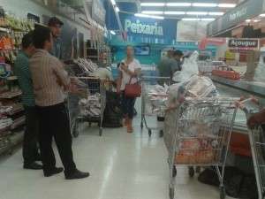 Sa&uacute;de recolhe 680 kg de produtos irregulares e vencidos no Extra