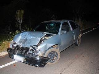 Carro conduzido por homem bêbado ficou com a frente danificada(Foto: Tiago Apolinário/Da Hora Bataguassu)