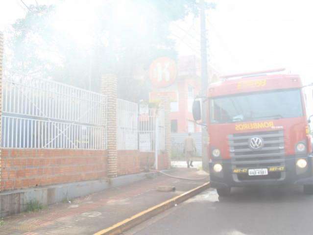 Fogo em monte de lixo quase incendeia casa na Avenida Zahran