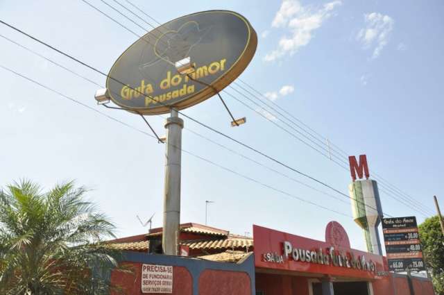 Jovem se tranca em quarto de motel e faz liga&ccedil;&otilde;es amea&ccedil;ando se matar