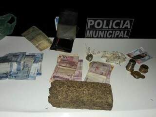 Além das drogas, os policiais encontraram R$ 216,45 em cédulas e moedas. (Foto: Polícia Municipal)
