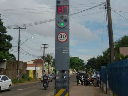 Lombada eletrônica desregulada incomoda motoristas no Tiradentes