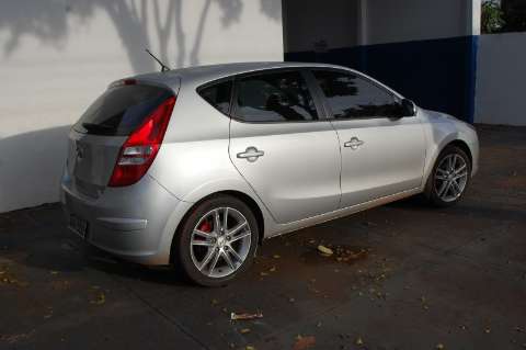 Jovem tem carro roubado ao parar em sem&aacute;foro nos Altos da Afonso Pena 