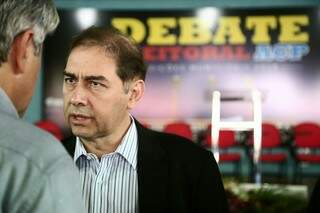 Antigos aliados, Alex do PT e Alcides Bernal (PP), em conversa antes do debate. (Foto: Marcos Ermínio).