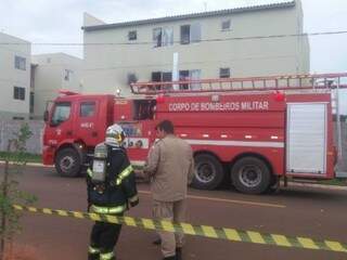Bombeiros conseguiram controlar as chamas no segundo andar de prédio (Foto: divulgação)