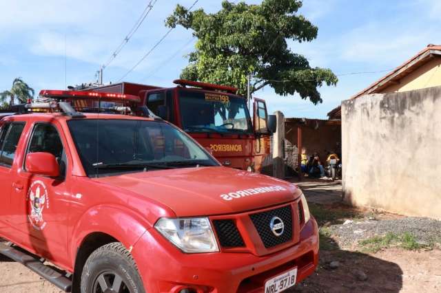 Curto circuito em tomada provoca inc&ecirc;ndio enquanto fam&iacute;lia dormia
