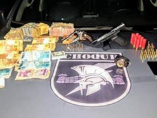Na casa do suspeito a polícia encontrou arma, munições e R$ 55 mil em dinheiro. (Foto: Divulgação/Batalhão de Choque)