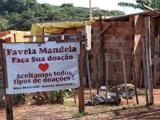Na entrada da favela, o pedido de doações para ajudar quem não ganha o suficiente para sobreviver (Foto: Henrique Kawaminami)