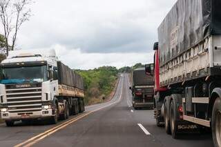 Caminhões tomam a pista perto de São Gabriel do Oeste (Foto: Henrique Kawaminami)