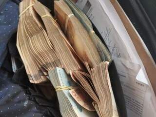 Dinheiro encontrado em maleta (Foto: PF/Divulgação)