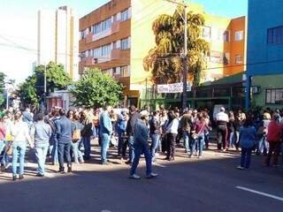 Professores se reúnem em frente a ACP e rua 7 de setembro está bloqueada. (Foto: Marcus Moura)