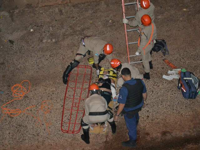  Jovem arremessada em c&oacute;rrego aguarda vaga para cirurgia