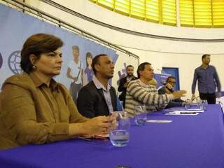 Prefeito Marquinhos Trad, à direita, discursa durante evento, ao lado do subsecretário de Direitos Humanos, Ademar Vieira Júnior, e a superintendente Alelis Isabel de Oliveira. (Foto: Kleber Clajus).