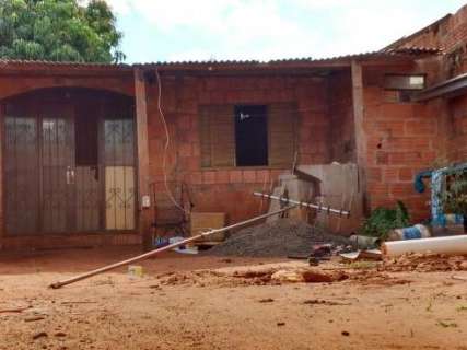 Abandonada, casa de "matador" de grupo de extermínio é saqueada