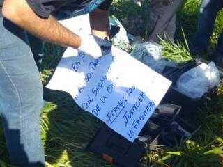 Polícia paraguaia recolhe bilhete deixado por &quot;Justiceiros&quot; no local do crime (Foto: Leo Veras/Porã News)