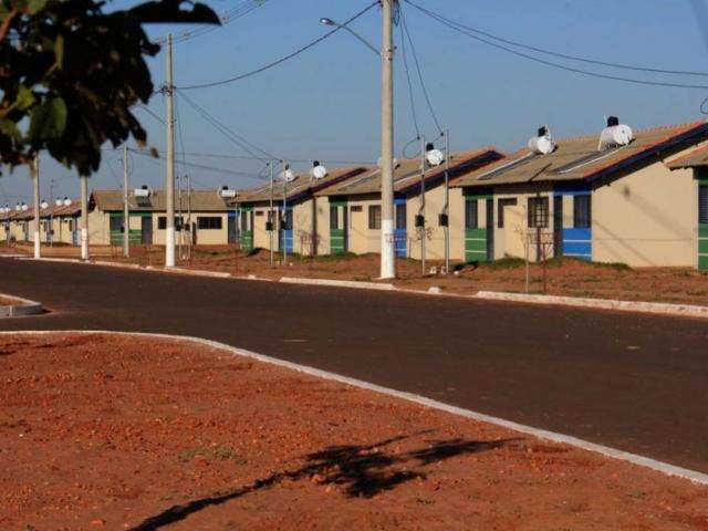 Com presen&ccedil;a do governador e de ministro, 1.015 casas s&atilde;o entregues