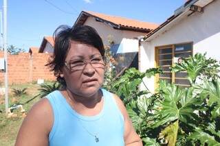 Dona Marta diz que a maioria dos vizinhos pagou pelas casas. (Foto: Marcos Ermínio)