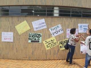 Cartazes também foram afixados na parede da Biblioteca Central (Foto: Divulgação)