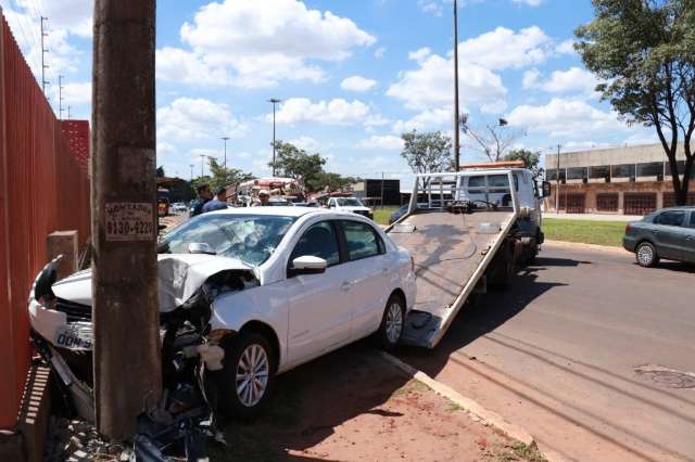 Condutor passa mal e bate em poste na avenida Marechal Deodoro