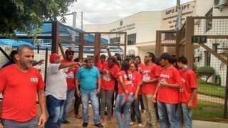 Funcionários protestaram em frente a sede do MPT hoje. (Foto: Divulgação)